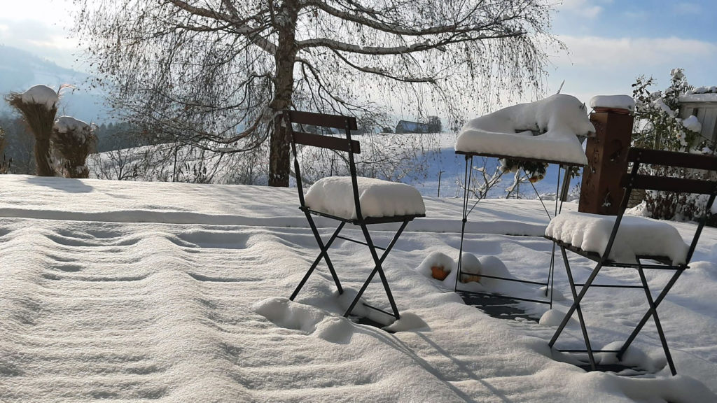 Neuschnee auf der Terrasse